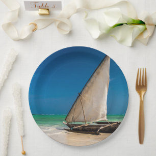 Plato De Papel Barco de pesca tradicional en la playa
