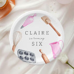 Plato De Papel Bash de cumpleaños para niños | Fiesta de Chicas<br><div class="desc">Celebra tu cumpleaños de pequeños panaderos con este adorable y moderno "horneado de diversión" niños cumpleaños con platos desechables. Este diseño es perfecto para un fiesta decorador de quequitos,  o simplemente para un futuro panadero.</div>