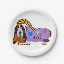Basset Hound en pijamas con oso de peluche