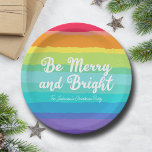Plato De Papel Be Merry and Bright Personalizados Navidades del a<br><div class="desc">Hermosas toallas de papel fiesta de Navidades arcoiris con colores bonitos que dicen Ser Feliz y Brillante. Alegre decoración de fiestas con temática de orgullo gay para una familia LGBTQ.</div>