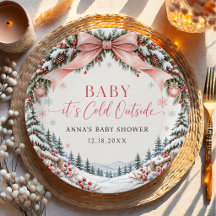 Bebé con lazo rosa, está frío afuera, baby shower