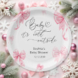 Plato De Papel Bebé, frío fuera del invierno, Baby Shower de vaca<br><div class="desc">Este diseño es perfecto para una ducha de bebé en invierno y tiene un encanto dulce de temporada para dar la bienvenida a una niña. Elementos coincidentes disponibles.</div>