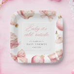 Plato De Papel Bebé rosa hace frío fuera de Baby Shower<br><div class="desc">Celebre la próxima llegada de su niñita con estos encantadores "Baby, it's fría out" (bebés, hace frío afuera), ilustraciones de color agua suave de arcos rosados, ropa para bebés y acogedores elementos de invierno, esta invitación es perfecta para las vacaciones de los Navidades o la ducha de bebé en invierno....</div>