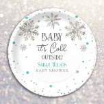 Plato De Papel Bebidas de nieve Bebé hace frío afuera de la ducha<br><div class="desc">Acuarela capilar Copos de nieve Bebé hace frío fuera de la temática invernal de Baby Shower. Fácil de personalizar.</div>