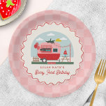 Plato De Papel Berry 1er cumpleaños Strawberry Camper Checker<br><div class="desc">"Berry First Birthday",  tema de la fiesta de primer cumpleaños con temática de fresa que presenta el ilustracion del camper del mercado de fresas. Borde es tablero de ajedrez rosa con diseño rojo ondulado.</div>