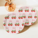 Plato De Papel Berry Sweet Strawberry cumpleaños Pink Gingham<br><div class="desc">Berry Sweet Strawberry cumpleaños con arco rosado y ping gingham.</div>