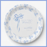 Plato De Papel Blue Bow está atando la ducha nupcial<br><div class="desc">Fija el tono para una ducha de novia sin esfuerzo y elegante con estos platos de papel de Blue Bow She's Tying The Knot. Decorado con un delicado motivo de arco acuático en suaves tonos azules, este diseño le aporta un encanto refinado a su celebración. Perfecto para servir dulces, tentempiés...</div>