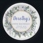 Plato De Papel Blue White Floral 80th Birthday Party<br><div class="desc">Las rosas blancas y las flores azules crean un marco floral bonito y elegante. El nombre de la mujer de cumpleaños está escrito en un gran tipo de letra azul. 80 Aniversario y le siguen los sentimientos de agradecimiento. También están en azul. Un marco dorado doble define el interior del...</div>