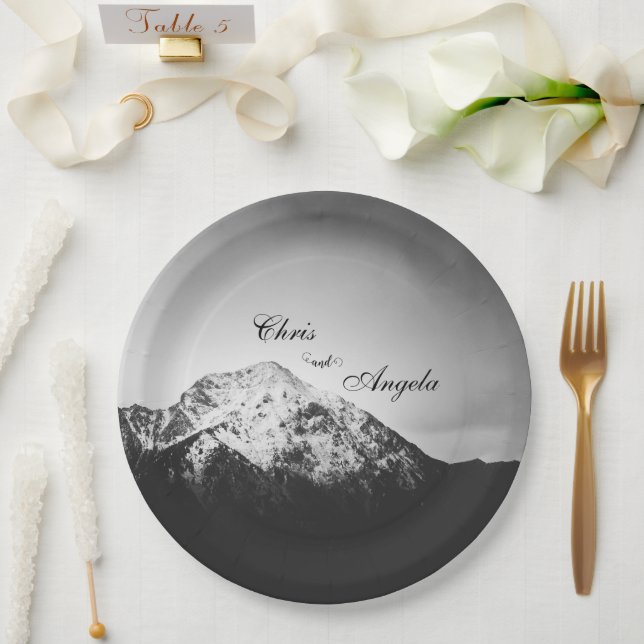 Plato De Papel Boda blanco y negro bajo las montañas (Boda)