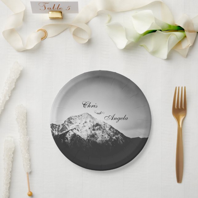 Plato De Papel Boda blanco y negro bajo las montañas (Boda)