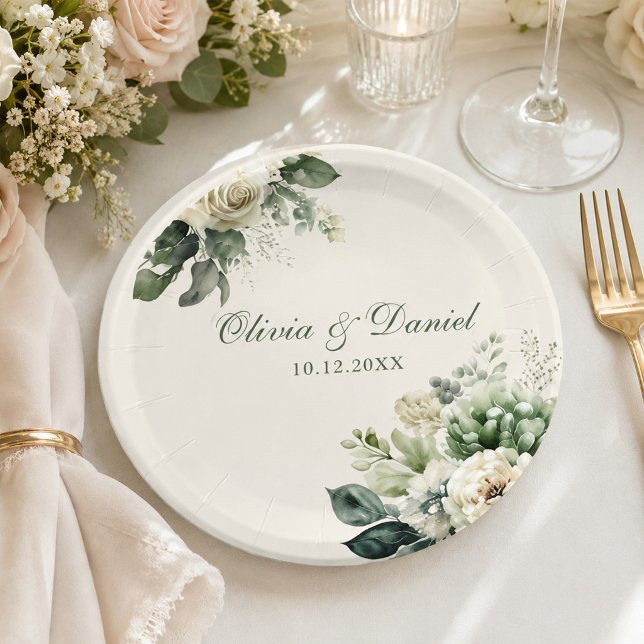 Plato De Papel Boda Boho Verde Salvia y Flores de Marfil (Boho Sage Green and Ivory Flowers Wedding Paper Plates on a wedding table with flowers)