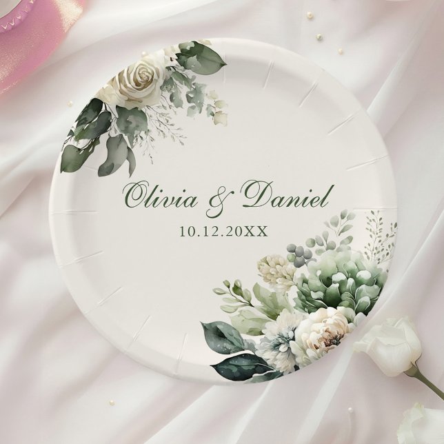 Plato De Papel Boda Boho Verde Salvia y Flores de Marfil (Boho Sage Green and Ivory Flowers Wedding Paper Plates on a table with a white rose.)