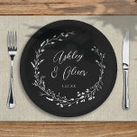 Plato De Papel Boda botánico rústico Boho Black Wildflower<br><div class="desc">Este elegante plato de papel para bodas presenta un fondo negro de moda con guirnaldas de flores silvestres dibujadas a mano y una tipografía elegante en blanco. Es un diseño perfecto para una boda rústica y elegante y se coordina con nuestra colección Rustic Wildflowers ... Vea la colección para más...</div>