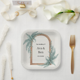 Plato De Papel Boda con arco de madera y follaje de helecho
