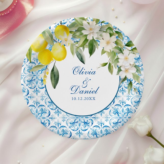 Plato De Papel Boda de azulejos azules y lémones mediterráneos (Mediterranean Blue Tiles and Lemons Wedding Paper Plates on a table with a white rose.)
