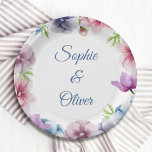 Plato De Papel Boda de flores anémónicas de color agua<br><div class="desc">Estas servilletas Bodas cuentan con un elegante guión azul sobre un fondo blanco rodeado de hermosas flores anemónicas en rosa, lavanda, azul, violeta y con hojas verdes. El texto se puede personalizar editando los cuadros de texto. Diseñado para ti por Evco Studio © en www.zazzle.com/store/evcostudio #boda #plate #tableware #weddingInspiración #anemone...</div>