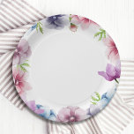 Plato De Papel Boda de flores anémónicas de color agua<br><div class="desc">Estas servilletas Bodas cuentan con un elegante guión azul sobre un fondo blanco rodeado de hermosas flores anemónicas en rosa, lavanda, azul, violeta y con hojas verdes. El texto se puede personalizar editando los cuadros de texto. Diseñado para ti por Evco Studio © en www.zazzle.com/store/evcostudio #boda #plate #tableware #weddingInspiración #anemone...</div>