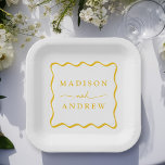 Plato De Papel Boda de marco ondulado amarillo moderno<br><div class="desc">Añada un toque elegante a su recepción de bodas, cena de ensayo, fiesta de compromiso o ducha de boda con estos platos de papel de marco ondulado amarillo moderno. Las placas retro de papel boda muestran los nombres de la pareja con letras amarillas en negrita rodeadas de un borde ondulado...</div>