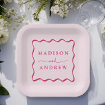 Plato De Papel Boda de marco ondulado rosado moderno<br><div class="desc">Añada un toque elegante a su recepción de bodas, cena de ensayo, fiesta de compromiso o ducha de boda con estos platos de papel de marco ondulado rosado moderno. Las placas retro de papel boda muestran los nombres de la pareja con letras en negrita y rosa rodeadas de un borde...</div>