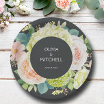 Plato De Papel Boda de moda Watercolor Florals<br><div class="desc">Hermosa acuarela de hortensias blancas y verdes con rosas rosas y cremas,  margaritas,  flores y hojas pequeñas,  crea estas placas de papel para tu boda,  ducha de novia,  fiesta de compromiso,  con tus detalles en letras blancas de moda sobre un fondo oscuro. COINCIDIENDO con los artículos de nuestra tienda.</div>