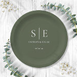 Plato De Papel Boda de monograma verde oliva<br><div class="desc">Esta moda se puede personalizar con las iniciales,  nombres y fecha especial del boda verde oliva minimalista de la . Diseñado por Thisisnotme©</div>