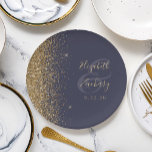Plato De Papel Boda del borde del Purpurina de oro azul oscuro mo<br><div class="desc">El borde izquierdo de estos elegantes platos modernos de papel boda presenta un diseño purpurina de imitación dorada. Personalízalos con los nombres de la novia y el novio en escritura dorada pálida de escritura a mano sobre una gran ampersa y sobre un fondo azul oscuro, con la fecha del boda...</div>