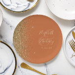 Plato De Papel Boda del borde del Purpurina dorado Naranja quemad<br><div class="desc">El borde izquierdo de estos elegantes platos modernos de papel boda presenta un diseño purpurina de imitación dorada. Personalízalos con los nombres de la novia y el novio en escritura dorada pálida a mano sobre un gran ampersor y sobre un fondo naranja quemado,  con la fecha boda a continuación.</div>