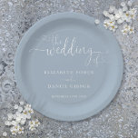 Plato De Papel Boda del guión del corazón azul turbio<br><div class="desc">Este elegante diseño de boda azul polvoriento de guión cardíaco se puede personalizar con los detalles de la celebración establecidos en la tipografía de moda. Diseñado por Thisisnotme©</div>