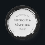 Plato De Papel Boda elegante Minimalista blanca y negra<br><div class="desc">Haz una declaración audaz con esta invitación de boda con un fondo negro dramático y tipografía blanca limpia. El elegante diseño del desplazamiento aporta un toque clásico, mientras que la minimalista paleta de colores crea un aspecto llamativo y sofisticado. Ideal para bodas formales, eventos con corbata negra o ceremonias modernas...</div>