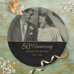 Plato De Papel boda Gold Black, 50° aniversario de la foto<br><div class="desc">Personaliza con tu foto boda favorita y detalles especiales de 50 años de boda dorado en la tipografía de oro de moda sobre un fondo negro. Diseñado por Thisisnotme©</div>