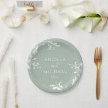 Plato De Papel Boda verde claro Sage Elegante Florecimiento de lu<br><div class="desc">Placas de papel de hilo o bodas elegantes de color verde claro sabio: estos platos elegantes y delicados se acompañan de una elegante y delicada floración. Son perfectas para un elegante boda verde sabio,  para una cena de ensayo o para una fiesta de compromiso.</div>