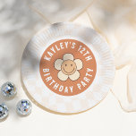 Plato De Papel Boho Daisy Groovy Fiesta de Cumpleaños del Chica R<br><div class="desc">¡Añade algo de diversión a tu fiesta de cumpleaños con estos tenues platos de papel! Este diseño, hecho para coincidir con nuestra colección Let's Fiesta Groovy Boho Chica Birthday Party, presenta una flor de margarita sonriente en un fondo ondulado a cuadros. Haga clic en "Personalizar esta plantilla" y rellene los...</div>