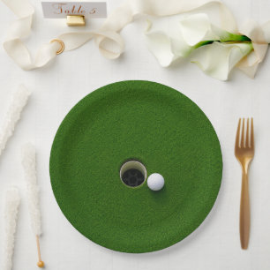Plato De Papel Bola de Golf Junto al Hoyo en Campo de Golf de Cés
