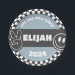 Plato De Papel Boys en Skateboard Groovy Hippie Cumpleaños<br><div class="desc">Celebra tu patineta con estilo con los platos desechables de cumpleaños de nuestro chico de rad azul. Este diseño tiene elementos de cuadros, patineta, cara feliz, signo de paz y otros elementos de la moda — todos los elementos de este diseño son personalizable para que encajen en el tema del...</div>