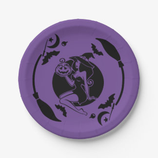 Plato De Papel Bruja sosteniendo una calabaza