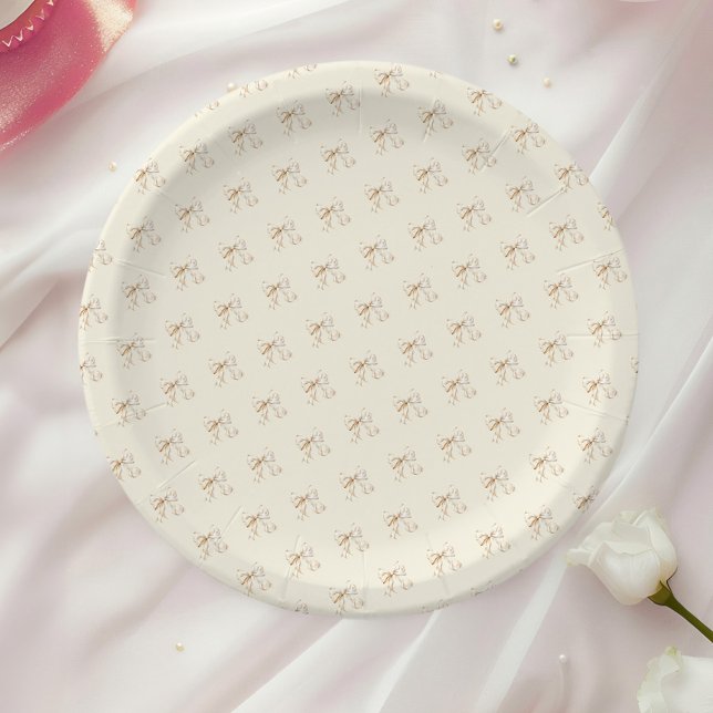 Plato De Papel Brunéi y Bubbly Champagne Bow Bridal Shower (Brunch and Bubbly Champagne Bow Bridal Shower Paper Plates on a table with a white rose.)