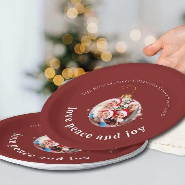 Plato De Papel Burgundy Red Christmas Family Photo Love Peace Joy (Subido por el creador)
