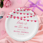 Plato De Papel Cadena colgante Amor Corazones Bridal Shower<br><div class="desc">Celebre con estilo con esta moderna y moderna ducha de matrimonio o placas de papel boda. Este diseño es fácil de personalizar con la redacción de su evento especial y sus invitados estarán encantados cuando vean estos fabulosos platos. Se pueden encontrar elementos coincidentes en la colección.</div>