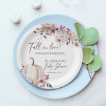 Plato De Papel Caer en el amor de la ducha de bebé de calabaza de<br><div class="desc">Caída en el amor otoño ducha de bebé monogramada plantilla de placas de papel impreso personalizadas ,  color de agua marrón pastel follaje boho con dahlias y platos fuente moderna decoración de mesa de ducha de bebé vajilla personalizada</div>