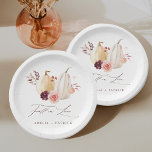 Plato De Papel Caída en el amor Calabaza Boda de otoño<br><div class="desc">Este plato de papel boda presenta calabazas acuarelas blancas y amarillas adornadas con flores borgoñas,  marrones y rosas rubias sobre hojas caídas. Para una personalización más avanzada de este diseño,  haga clic en el BOTÓN HERRAMIENTA DE DISEÑO AZUL. También están disponibles los elementos coincidentes.</div>