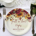 Plato De Papel Caída en el amor girasoles burdeos ducha de novia<br><div class="desc">Caída en el amor rosas de Borgoña girasoles amarillos follaje otoño color amarillo oscuro fondo floral ducha de novia felación placas de papel personalizadas</div>
