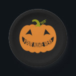 Plato De Papel Calabaza personalizada de Halloween<br><div class="desc">Añade tu nombre a la sonrisa mugrienta de esta linda calabaza de linternas de Halloween. Deguste o trate con estilo,  o consiga parejas o conjuntos temáticos familiares para su fiesta de vacaciones.</div>
