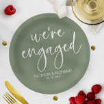 Plato De Papel Caligrafía de la moda Somos el Partido de Compromi<br><div class="desc">Un elegante plato de papel de la fiesta de compromiso de caligrafía. Fácil de personalizar con tus detalles. PERSONALIZACIÓN: Si necesita personalización del diseño,  póngase en contacto conmigo por chat; si necesita información sobre su pedido,  opciones de envío,  etc.,  póngase en contacto directamente con el soporte técnico de Zazzle.</div>