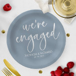 Plato De Papel Caligrafía de la moda Somos el Partido de Compromi<br><div class="desc">Un elegante plato de papel de la fiesta de compromiso de caligrafía. Fácil de personalizar con tus detalles. PERSONALIZACIÓN: Si necesita personalización del diseño,  póngase en contacto conmigo por chat; si necesita información sobre su pedido,  opciones de envío,  etc.,  póngase en contacto directamente con el soporte técnico de Zazzle.</div>