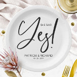 Plato De Papel Caligrafía de moda Dijo Sí Partido Compromiso<br><div class="desc">Un elegante plato de papel de la fiesta de compromiso de caligrafía. Fácil de personalizar con tus detalles. PERSONALIZACIÓN: Si necesita personalización del diseño,  póngase en contacto conmigo por chat; si necesita información sobre su pedido,  opciones de envío,  etc.,  póngase en contacto directamente con el soporte técnico de Zazzle.</div>