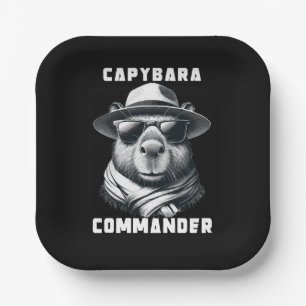 Plato De Papel Capibara Con Comandante De La Capa De Las Gafas De