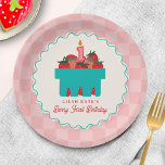 Plato De Papel Cartel de la cesta de fresas de 1 cumpleaños de Be<br><div class="desc">El tema de la fiesta de primer cumpleaños "Berry First Birthday",  con temática de fresa,  presenta el ilustracion de la cesta del mercado de fresas coronada con velas. El borde es tablero de ajedrez rosa con un diseño azul ondulado.</div>