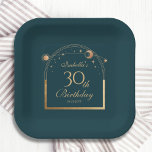 Plato De Papel Celestial Green Gold Sun Moon Stars 30 cumpleaños<br><div class="desc">Las placas de papel de 30º cumpleaños para la astronomía de la luna del oro verde celestial presentan un elegante sol dorado, luna y estrellas con un marco dorado sobre un fondo verde. Dentro está tu información de 30 años de personalizado. Personalice editando el texto en los cuadros de texto....</div>