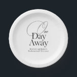 Plato De Papel Cena de ensayo elegante a un día de distancia<br><div class="desc">Moda y elegancia sin esfuerzo,  estos minimalistas platos de papel "One Day Away" le dan un toque elegante a su cena de boda. La combinación perfecta de encanto y sencillez para el día especial antes de "I do"</div>