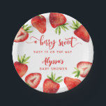 Plato De Papel Chica Baby Shower de Berry Sweet Strawberries<br><div class="desc">Cuta placa de papel para la ducha de bebé con acuarela de ilustracion de fresas con el texto que dice "un bebé dulce de berry está en camino".</div>
